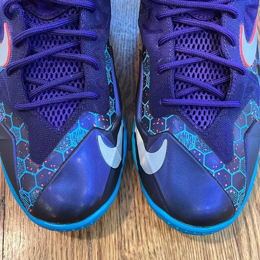Boy’s Nike LeBron XI Summit Lake Hornets Sneakers. Size 6Y. Excellent/Like New.